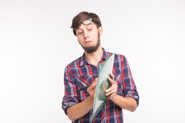 Foto persone, lavoro e concetto di scherzo - uomo barbuto bello divertente con appunti su sfondo bianco