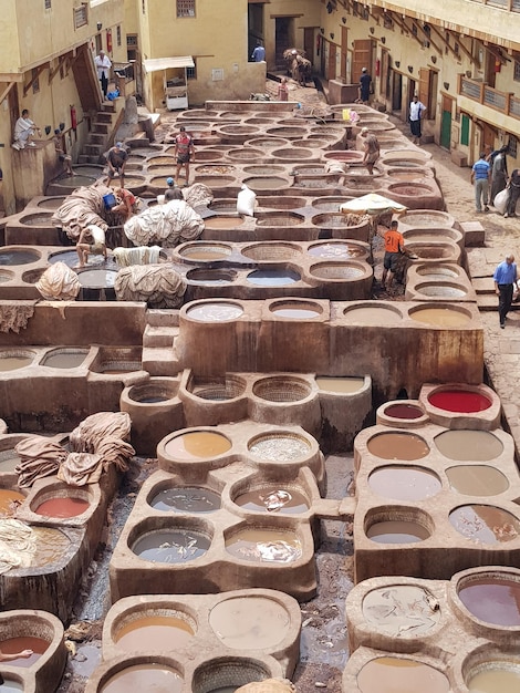 Foto persone che lavorano al mercato