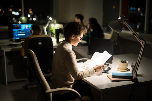 Photo people working at night