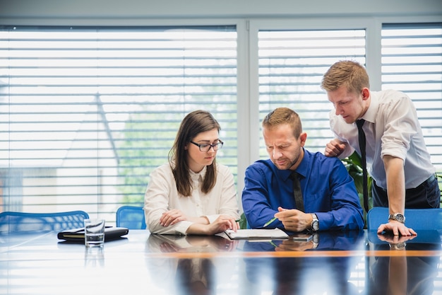 Persone che lavorano in ufficio con carte