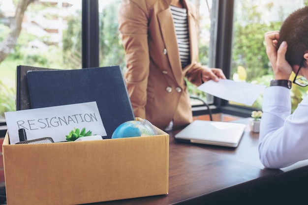 Foto persone che lavorano in ufficio