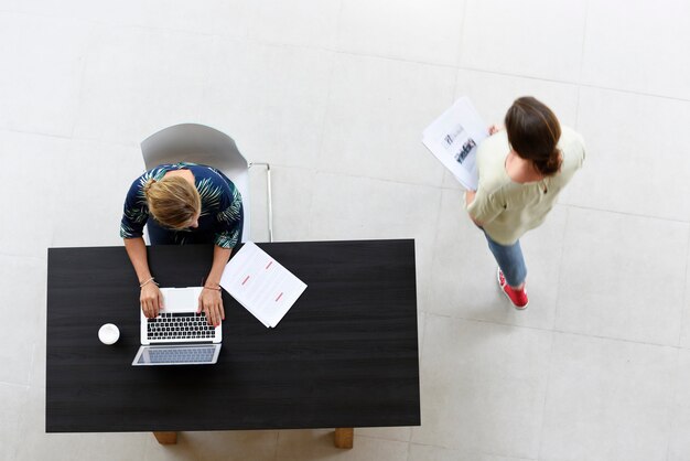 Persone che lavorano in ufficio