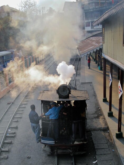 写真 都市の鉄道線路で働く人々