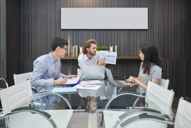 Foto persone che lavorano sulla carta