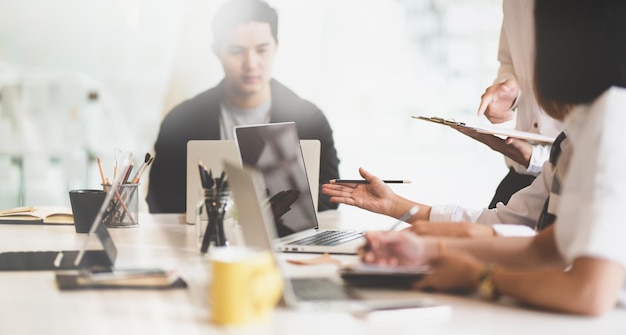 Foto persone che lavorano a tavola