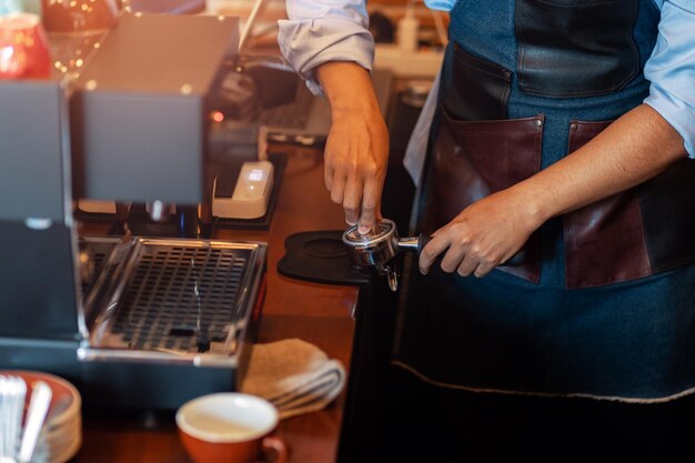 Foto persone che lavorano a tavola