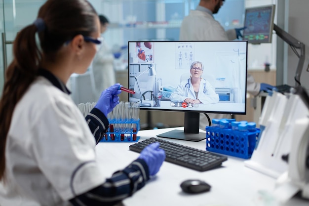 Foto persone che lavorano a tavola