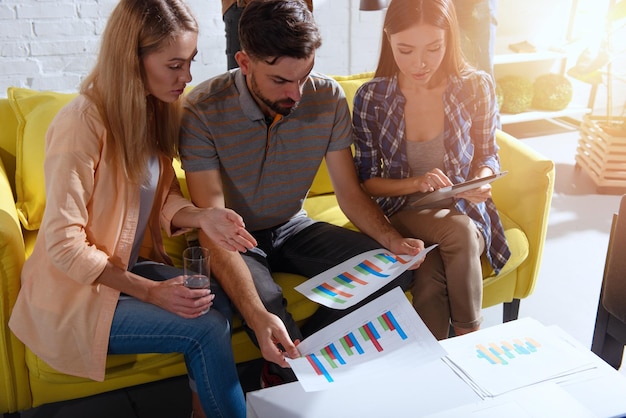 Foto persone che lavorano a tavola