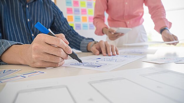 Foto persone che lavorano a tavola