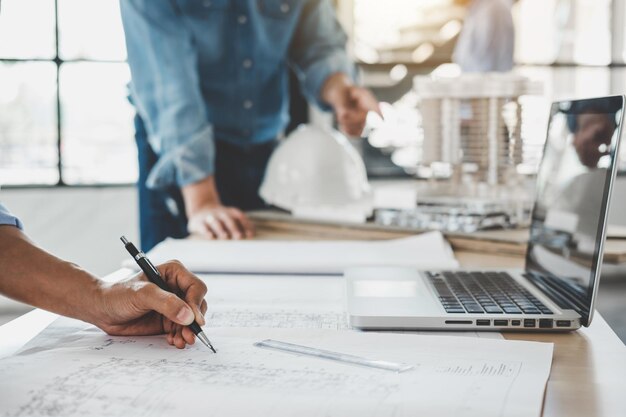 Foto persone che lavorano a tavola