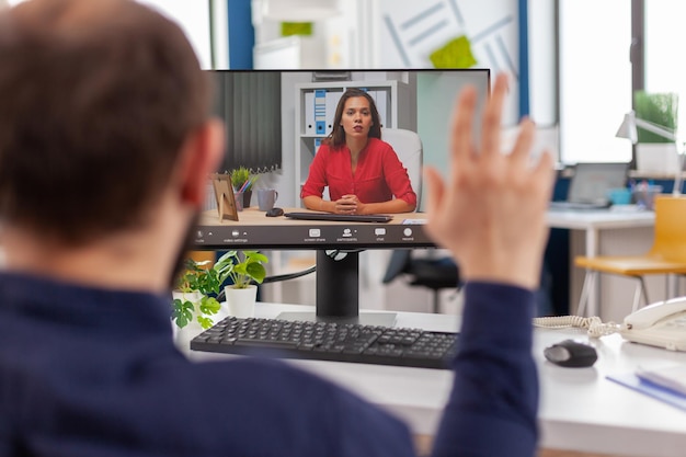 Foto persone che lavorano a tavola