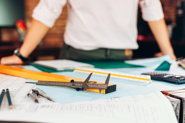 Foto persone che lavorano a tavola