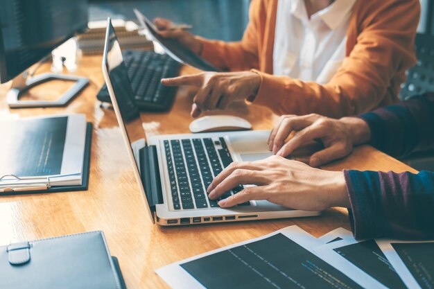 Foto persone che lavorano a tavola