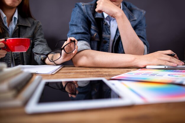 Foto persone che lavorano a tavola