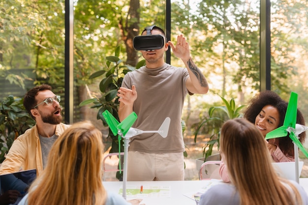 Foto persone che lavorano insieme in un marchio tecnologico