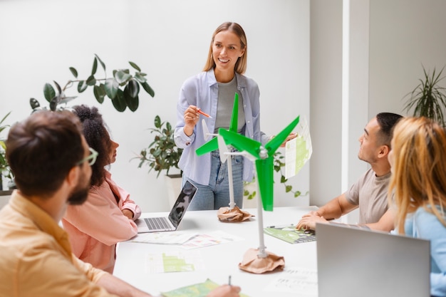 Foto persone che lavorano insieme in un marchio tecnologico