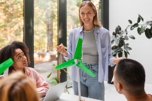 Foto persone che lavorano insieme in un marchio tecnologico