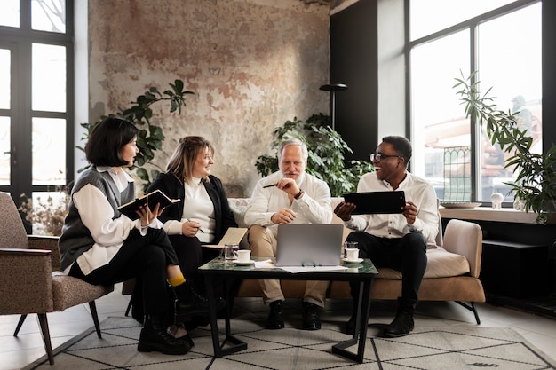 Foto persone che lavorano nel loro ufficio