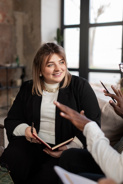 Persone che lavorano nel loro ufficio