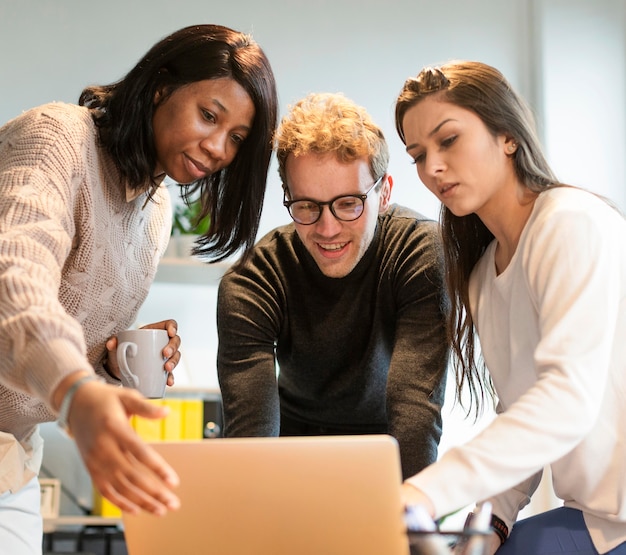 Foto persone che lavorano insieme per un nuovo progetto