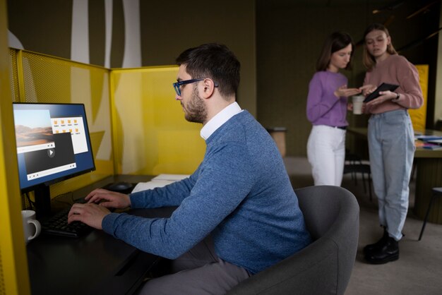 Photo people working together at office