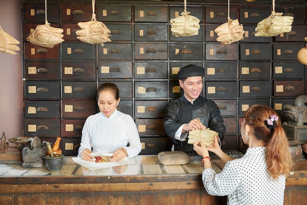 伝統的な薬屋で働く人々