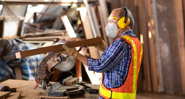 Foto persone che lavorano