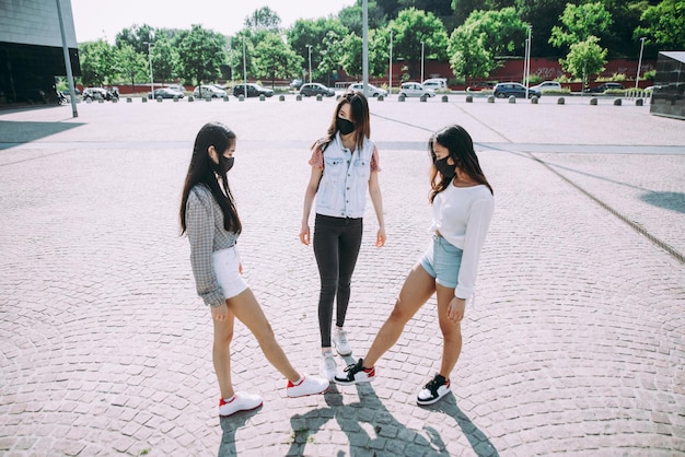 Photo people on zebra crossing in city