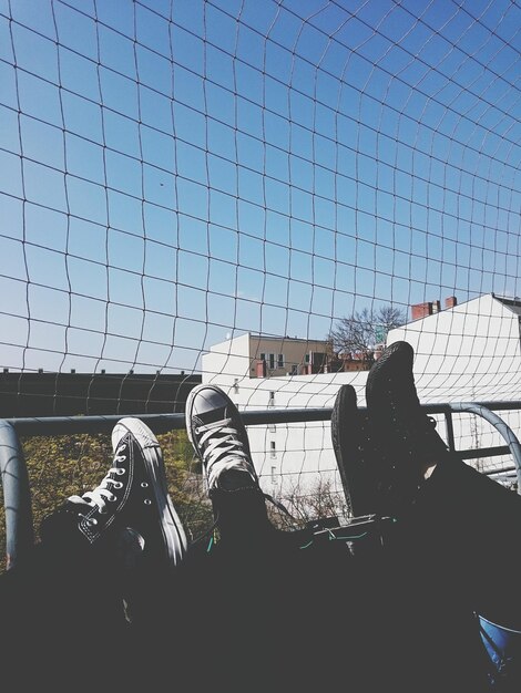 Foto i piedi delle persone in scarpe da ginnastica