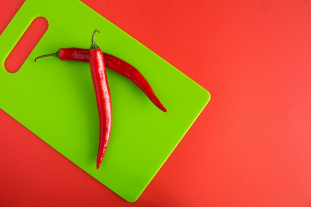 Peper Chili op de groene snijplank