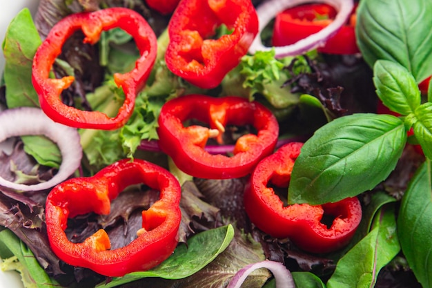 peper paprika salade groente zoet groen blad vers gerecht gezonde maaltijd eten snack op tafel