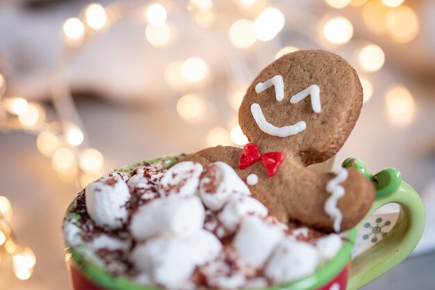 Peperkoek cookie man in een warme chocolademelk met marshmallow