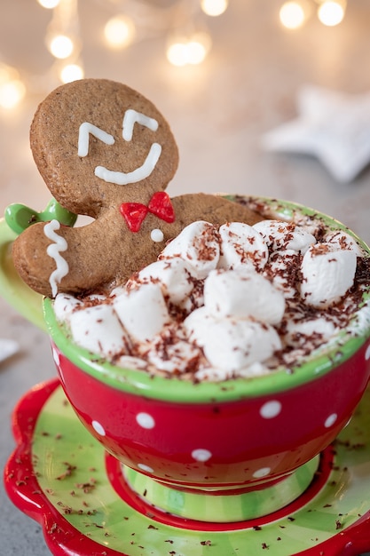 Peperkoek cookie man in een warme chocolademelk met marshmallow