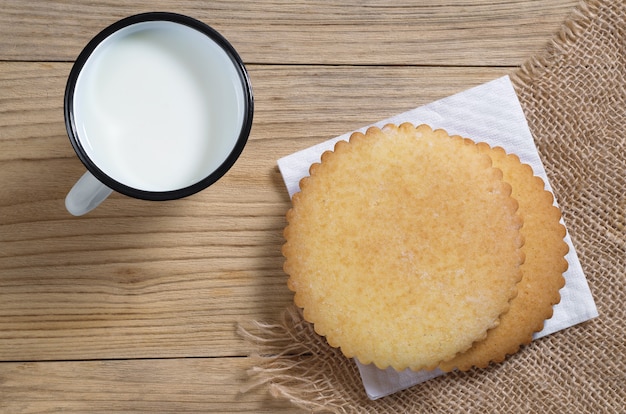 Peperkoek en kopje melk ontbijt op houten tafel, bovenaanzicht