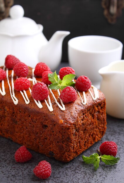 Peperkoek (honing-koek) met rozijnen versierd met glazuur, muntblaadjes en frambozen