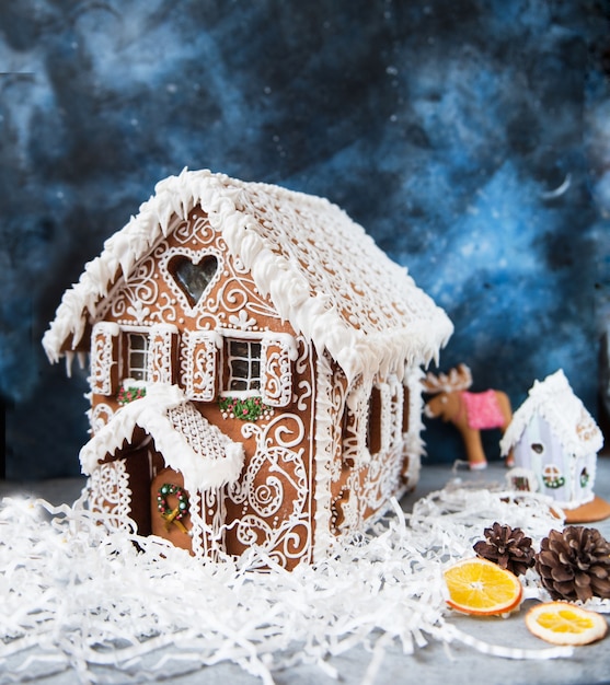 Peperkoek huis op een blauwe achtergrond