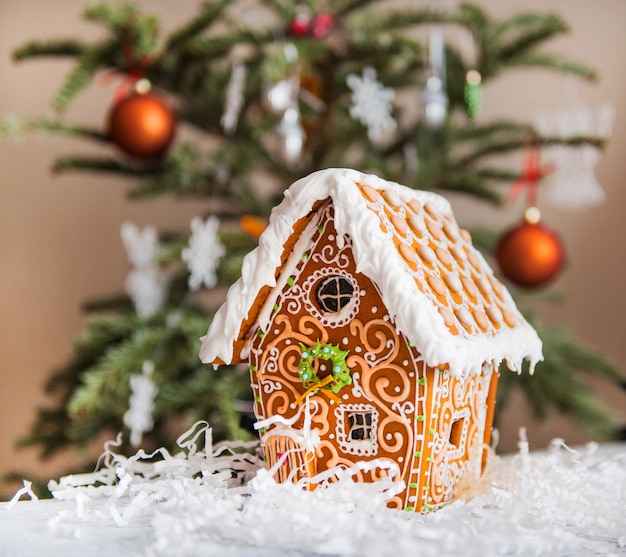 Peperkoek huis op een tafel