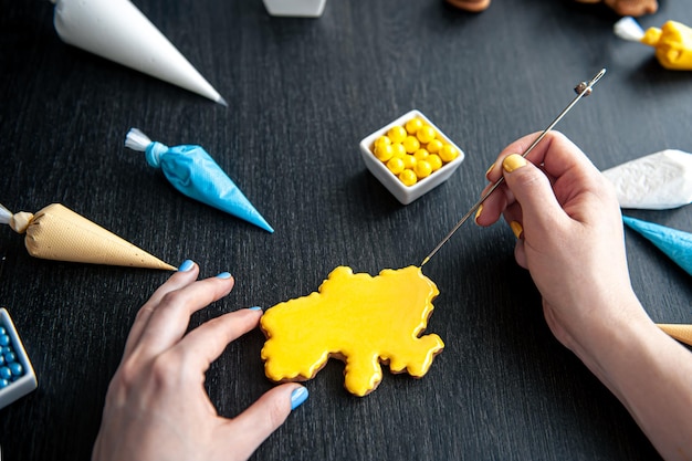 Peperkoek in de vorm van handgemaakte patriottische koekjes van oekraïne