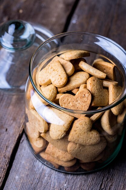 Peperkoek in hartvorm in een glazen pot