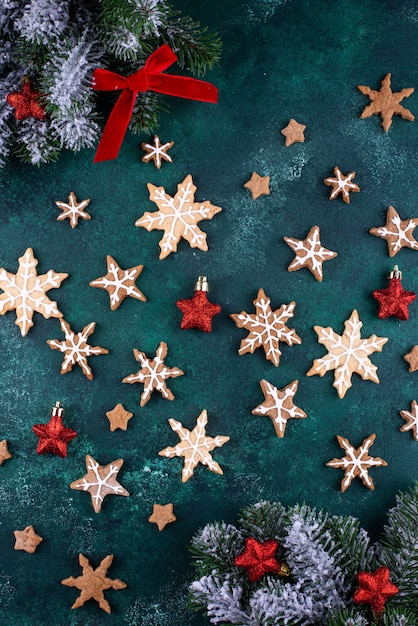Peperkoek kerstkoekjes in de vorm van een sneeuwvlok