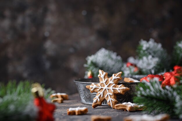 Peperkoek kerstkoekjes in de vorm van een sneeuwvlok