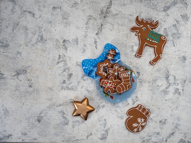 Foto peperkoek kerstkoekjes met kleurrijk glazuur en een kerstbordje