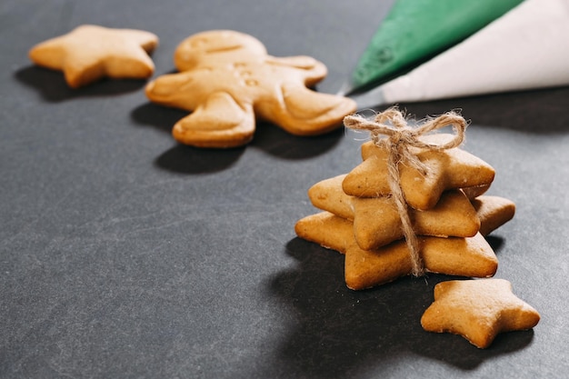 Peperkoek kerstkoekjes om te decoreren met glazuur kopieerruimte