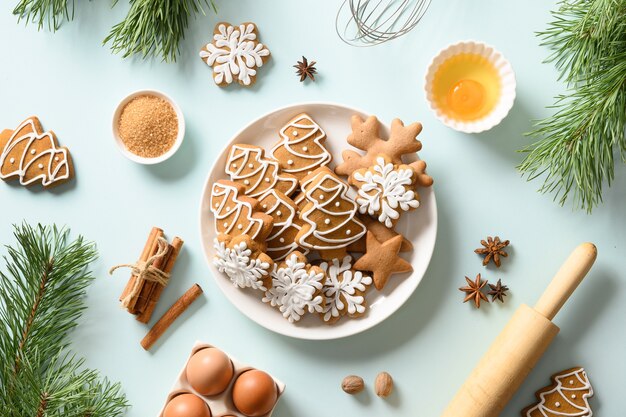 Peperkoek kerstkoekjes op blauw. Prettige kerstdagen en gelukkig Nieuwjaar bakken achtergrond. Plat lag stijl.