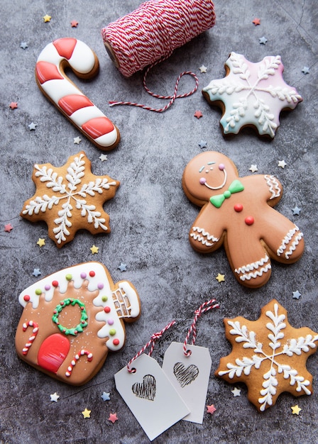 Peperkoek kerstkoekjes op een donkere achtergrond. Zelfgemaakte heerlijke kerst peperkoek