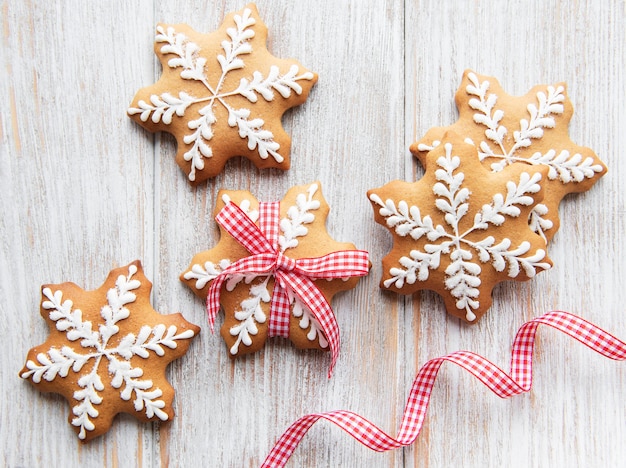 Peperkoek kerstkoekjes op een witte houten achtergrond