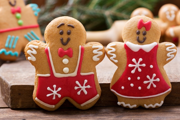 Peperkoek kerstkoekjes op houten tafel