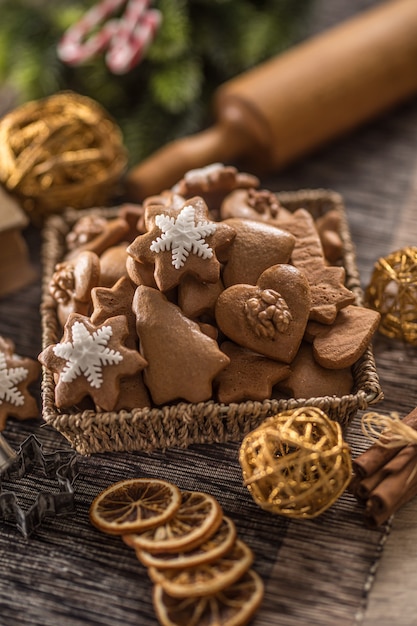 Peperkoek kerstkoekjes op keukentafel - Close-up.