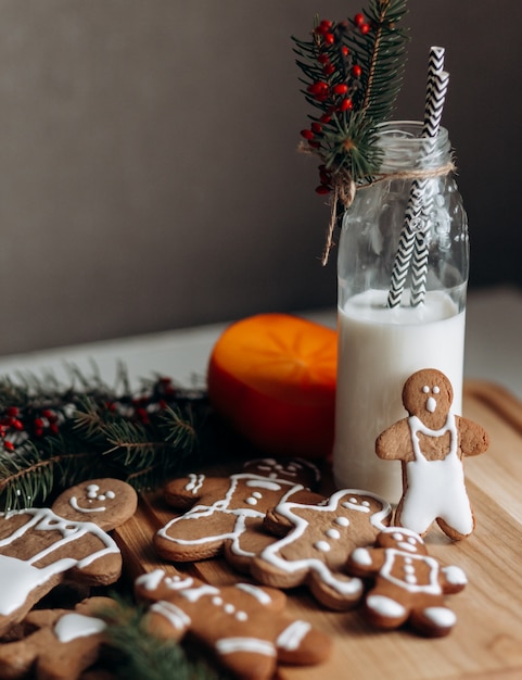 Peperkoek - kleine mannenkoekjes.