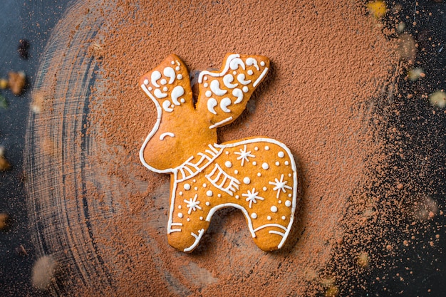 Peperkoek koekjes kerst gebakken goederen met kruiden nieuwjaar op tafel maaltijd